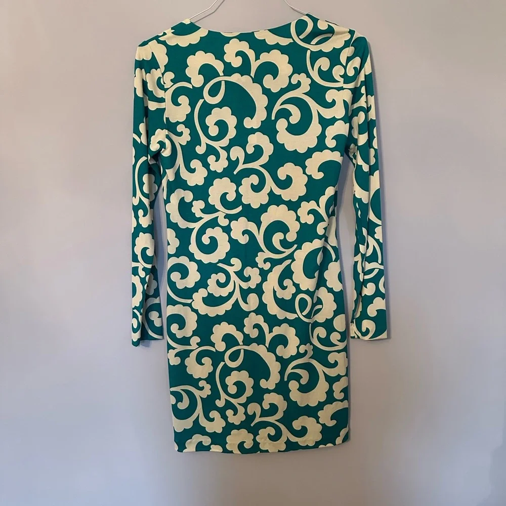 Diane Von Furstenberg V-Neck Long Sleeve Green and White Sheath Dress - Picture 3 of 5